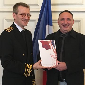 Naser Saipi, salarié de PSC en CDI, reçoit son décret de naturalisation des mains de Denis Bruel, secrétaire général adjoint de la Préfecture du Rhône